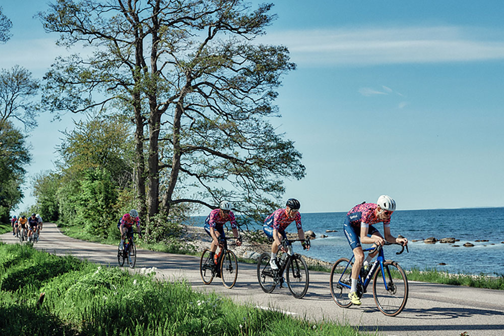 Cyklister langs havet i Båstad.