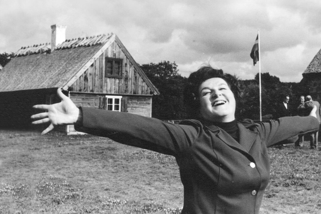 Birgit Nilsson sträcker ut armarna och njuter av livet vid sin hemgård i Boarp.