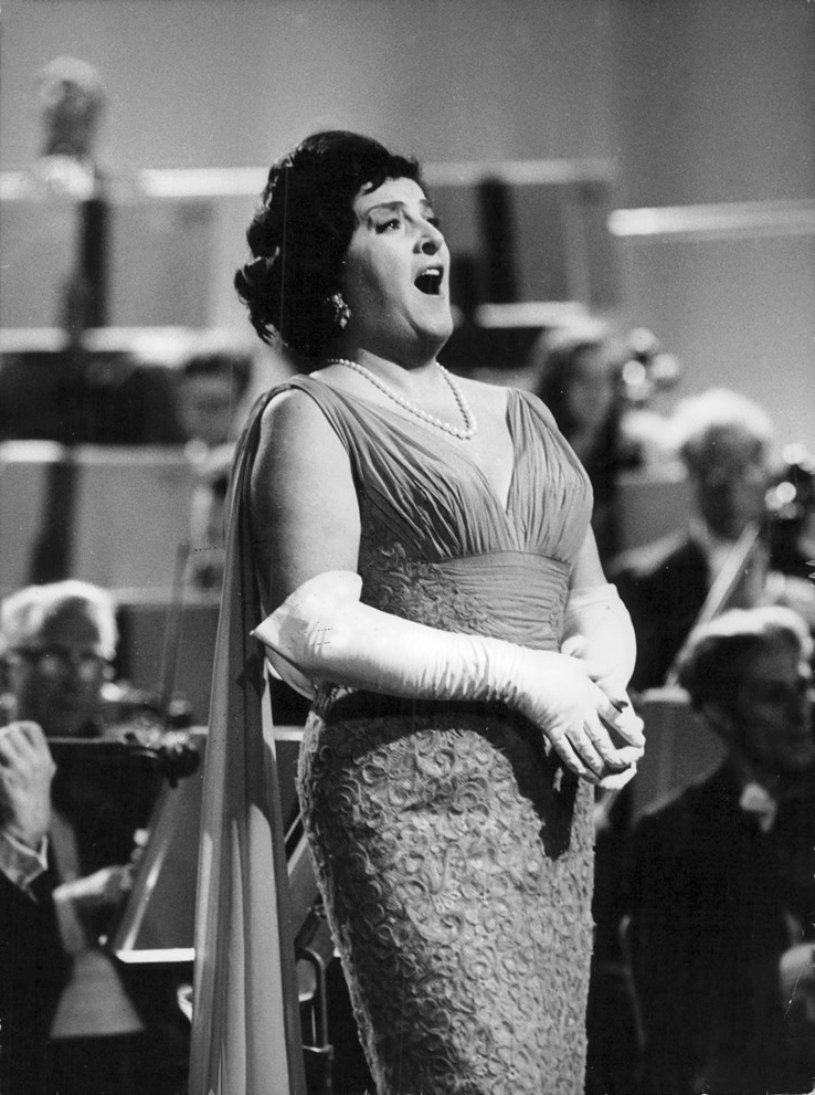 Birgit-Nilsson-standing-and-singing-on-the-stage