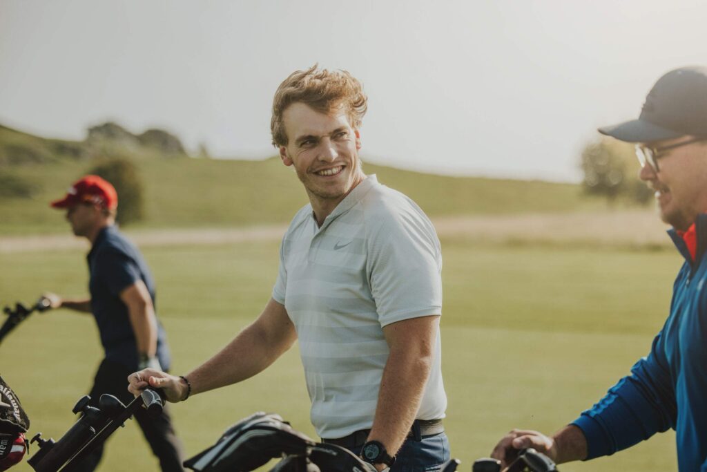 Män som golfar på Bjäre golfklubb
