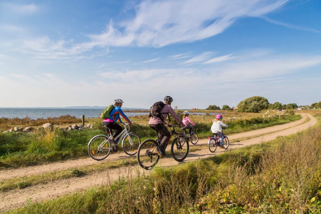 Familie på cykel langs kysten på Bjäre-halvøen